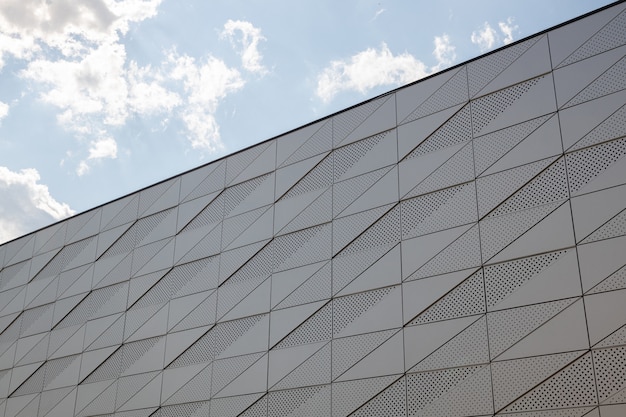 Onderaanzicht van gebouw muur met driehoekig patroon en ronde openingen