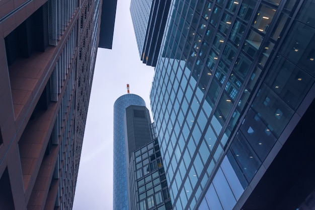 Onderaanzicht van gebouwen in het zakendistrict.