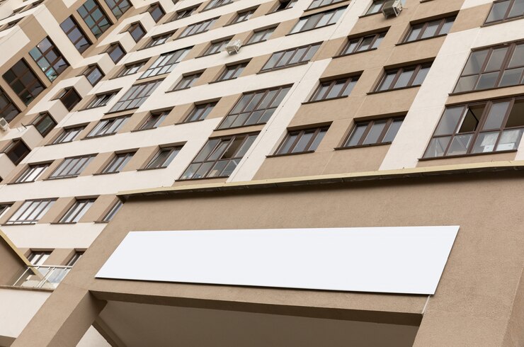 Foto onderaanzicht van moderne europese residentiële appartementengebouw kwart met beige parget muren