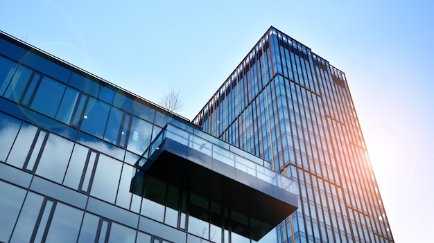 Foto onderaanzicht van moderne wolkenkrabbers in het zakendistrict tegen de blauwe hemel opkijkend naar het bedrijfsleven