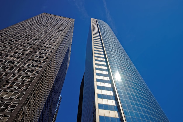 Onderaanzicht van moderne wolkenkrabbers in het zakendistrict van NYC, USA