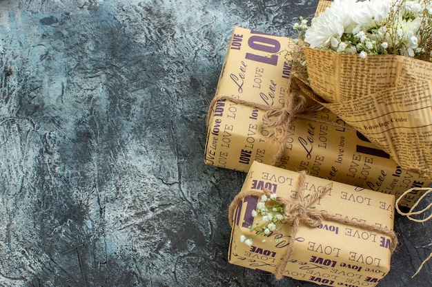 onderaanzicht verpakte geschenken bloemen op donkere achtergrond met kopieerplaats