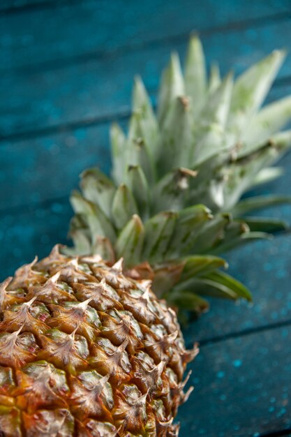 Onderaanzicht verse ananas op blauwe houten achtergrond