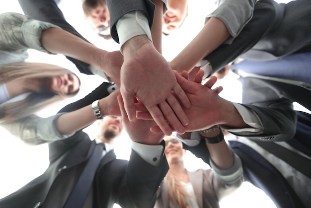 Onderaanzichthet zakelijke team toont zijn eenheidhet concept van teamwerk