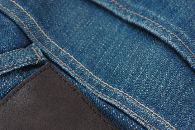 Onderdeel van denim broek met achterzakken en label, close-up