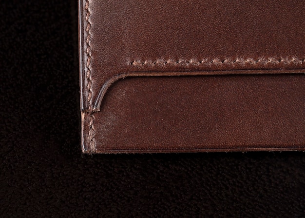 Onderdeel van een bruine lederen portemonnee op een donkere achtergrond