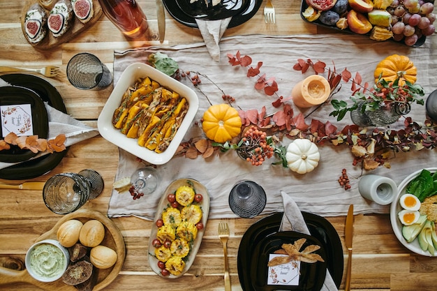 Onderdeel van een feestelijke tafel met decoraties en zelfgemaakte gerechten, bereid voor een familiediner met gasten