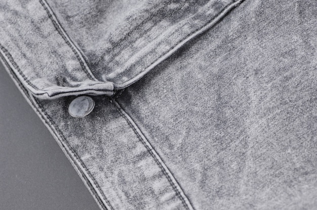 Onderdeel van een spijkerbroek met zak en knopen zonder knopen, close-up