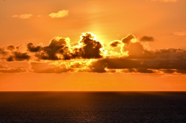 Ondergaande zon aan de Atlantische Oceaan op Tenerife, Canarische Eilanden, Spanje