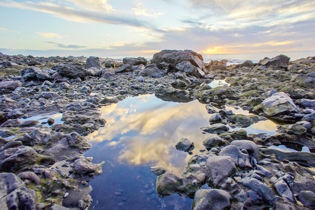 Ondergaande zon aan de Atlantische Oceaan op Tenerife, Canarische Eilanden, Spanje