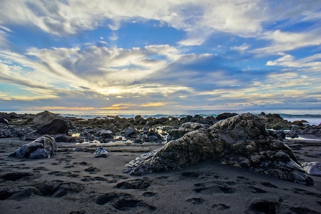 Ondergaande zon aan de Atlantische Oceaan op Tenerife, Canarische Eilanden, Spanje