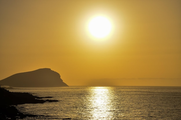 Ondergaande zon aan de Atlantische Oceaan op Tenerife, Canarische Eilanden, Spanje