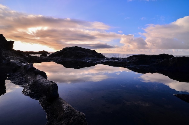 Ondergaande zon aan de Atlantische Oceaan op Tenerife, Canarische Eilanden, Spanje