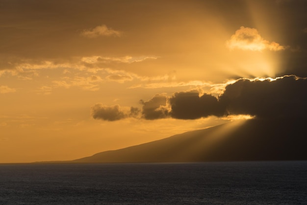 Ondergaande zon achter het eiland Molokai vanuit Maui