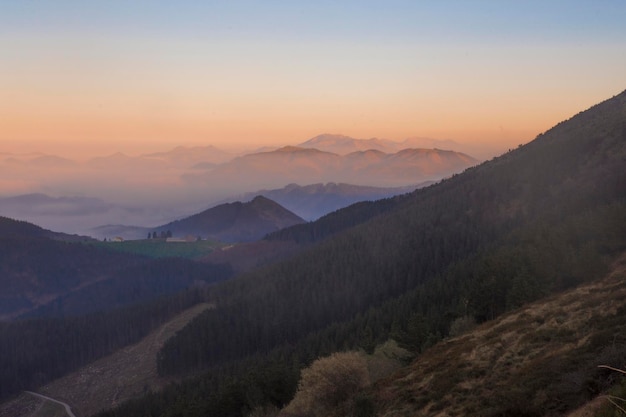 ondergaande zon boven de groene heuvels van Baskenland