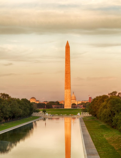 Ondergaande zon op Washington monument reflecterend