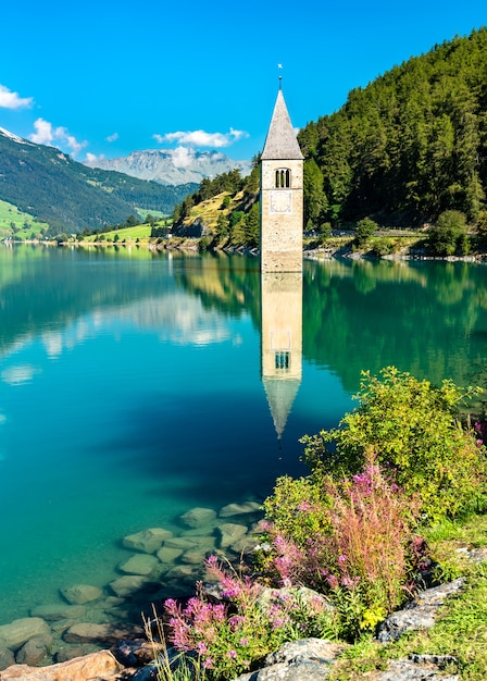 Ondergedompelde klokkentoren van Curon in Graun im Vinschgau aan het meer van Reschen in Zuid-Tirol, Italië