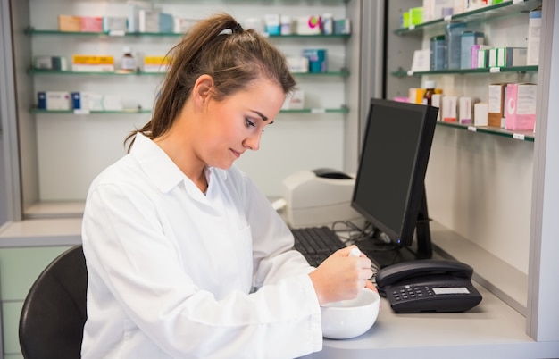 Ondergeschikte apotheker die een geneeskunde mengt