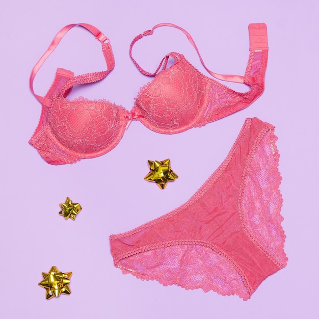 Ondergoed als cadeau voor vrouwen. Sexy kanten lingerieset van bh en slipje met wikkelstrikken