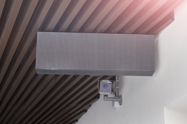 Ondergronds lichtprikbord met videobewakingscamera