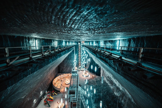 Foto ondergronds themapark in grote zoutmijn salina turda turda in roemenië, transsylvanië populaire toeristische bestemming