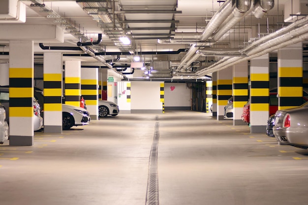 Ondergrondse garage met meerdere stations voor voertuigen Ondergrondse parkeergarage
