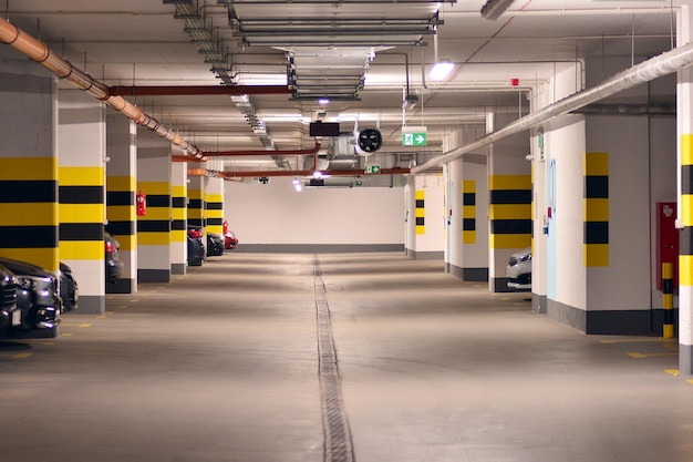 Ondergrondse garage met meerdere stations voor voertuigen Ondergrondse parkeergarage