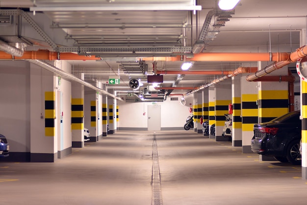 Ondergrondse garage met meerdere stations voor voertuigen Ondergrondse parkeergarage