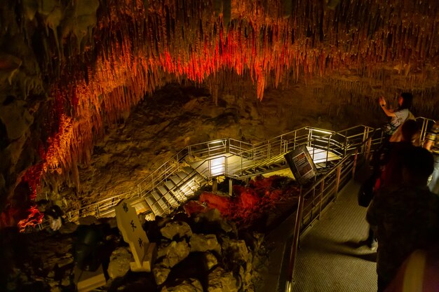 Ondergrondse grotten van okinawa, japan