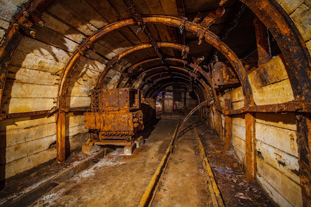 Ondergrondse mijntunnel met rails