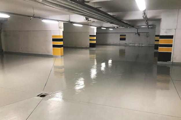 Ondergrondse parkeergarage, garage onder een woongebouw