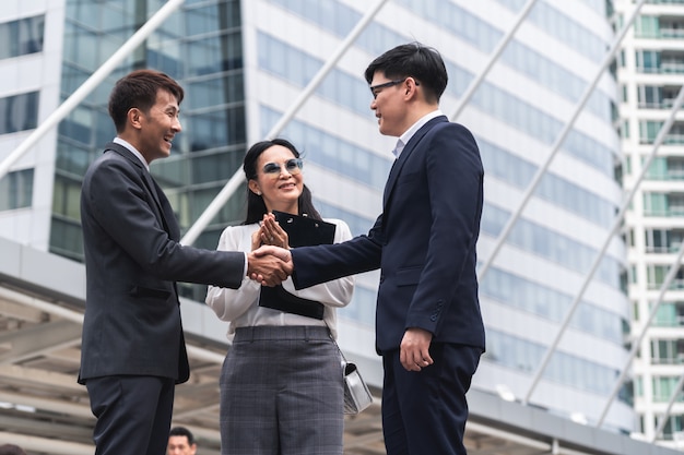 Onderhandelen over zaken, beeld van zakenlieden die handen schudden met een overeenkomst voor zaken, Handshake Gesturing People