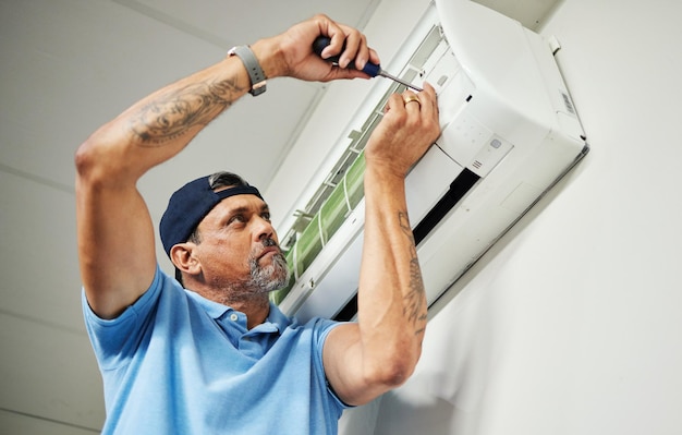 Onderhoud ac reparatie en airconditioner met man en schroevendraaier voor elektricien ventilatie en stroom Engineering elektriciteit en inspectie met technicus en gereedschap voor ventilator en aannemer