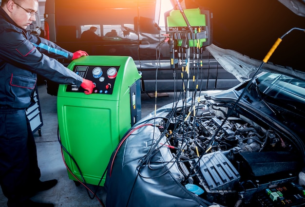 Onderhoud van auto-airconditioner. Tankstation.