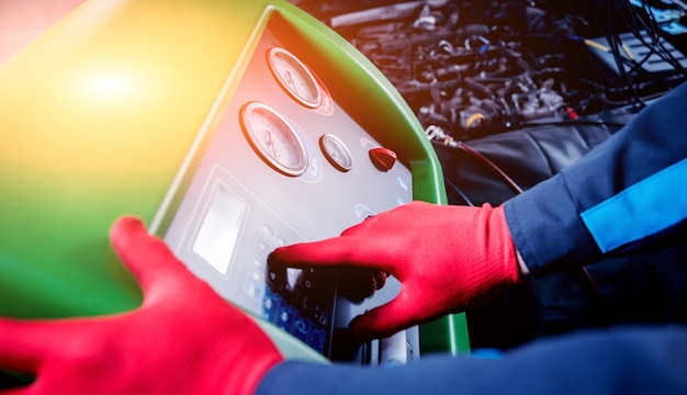 Onderhoud van auto-airconditioner. Tankstation.