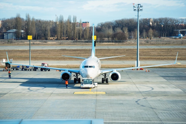 Onderhoud van zakenvervoer op internationale luchthaven Lading van vracht in het vliegtuig vóór de vlucht