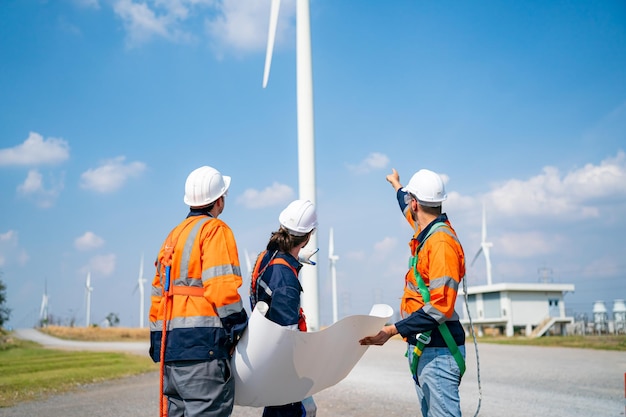 Onderhoudsmonteur windturbines op de bouwplaats van het windpark