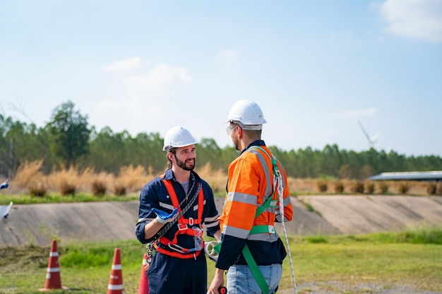 Onderhoudsmonteur windturbines op de bouwplaats van het windpark