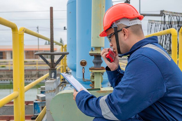 Onderhoudstechnici van waterinstallaties Werktuigbouwkundigen controleren het besturingssysteem van de waterzuiveringsinstallatie