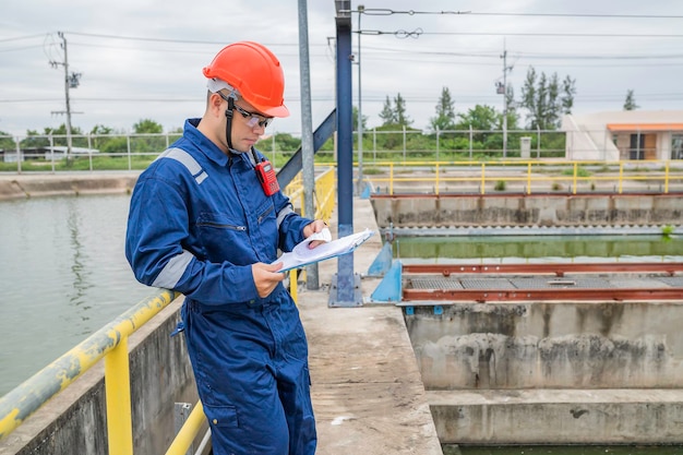 Onderhoudstechnici waterinstallaties werktuigbouwkundigen controleren de besturing van de waterzuiveringsinstallatie