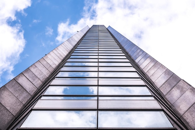 Onderkant panoramisch en perspectief uitzicht op staalblauw glas hoogbouw wolkenkrabbers bedrijfsconcept van succesvolle industriële architectuur