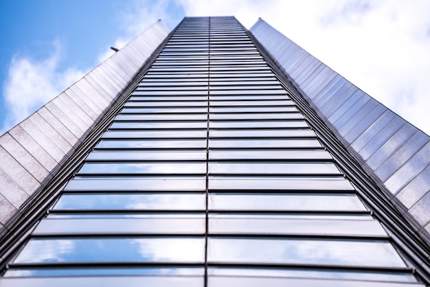 Onderkant panoramisch en perspectief uitzicht op staalblauw glas hoogbouw wolkenkrabbers bedrijfsconcept van succesvolle industriële architectuur