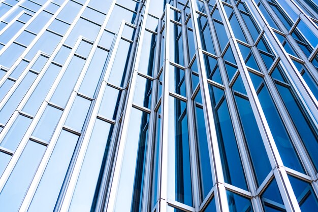 Onderkant panoramisch en perspectief uitzicht op staalblauwe glazen hoogbouw wolkenkrabbers, bedrijfsconcept van succesvolle industriële architectuur