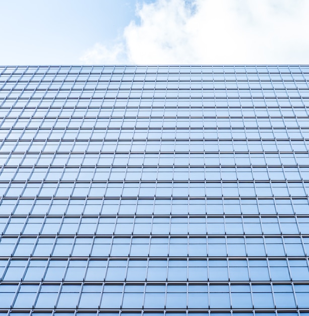 Onderkant panoramisch en perspectief uitzicht op staalblauwe glazen hoogbouw wolkenkrabbers, bedrijfsconcept van succesvolle industriële architectuur