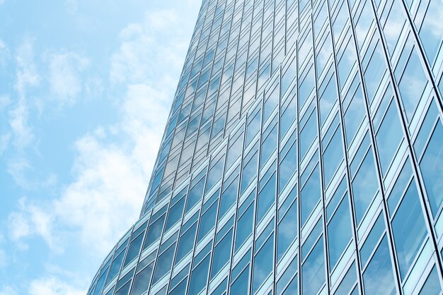 Onderkant panoramisch en perspectief uitzicht op staalblauwe glazen hoogbouw wolkenkrabbers, bedrijfsconcept van succesvolle industriële architectuur