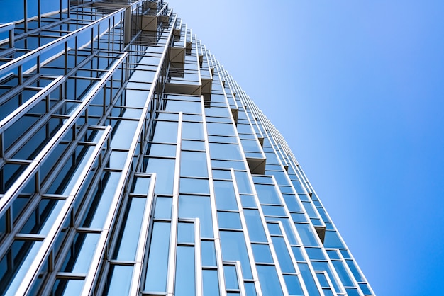 Onderkant panoramisch en perspectief uitzicht op staalblauwe glazen hoogbouw wolkenkrabbers, bedrijfsconcept van succesvolle industriële architectuur