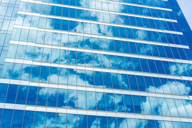 Onderkant panoramisch en perspectief zicht op hoogbouw wolkenkrabbers van staalblauw glas