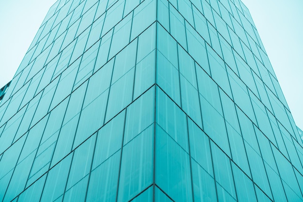 Onderkant panoramisch en perspectief zicht op hoogbouw wolkenkrabbers van staalblauw glas