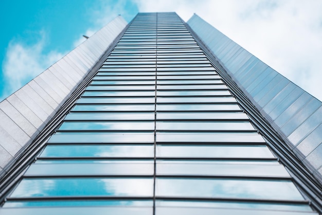 Onderkant panoramisch en perspectief zicht op hoogbouw wolkenkrabbers van staalblauw glas