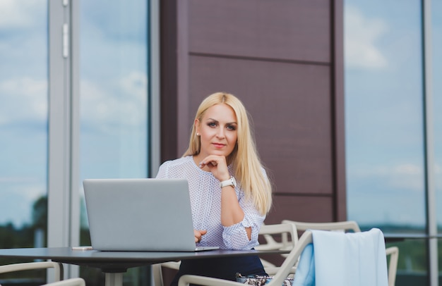 Onderneemster die aan laptop werkt